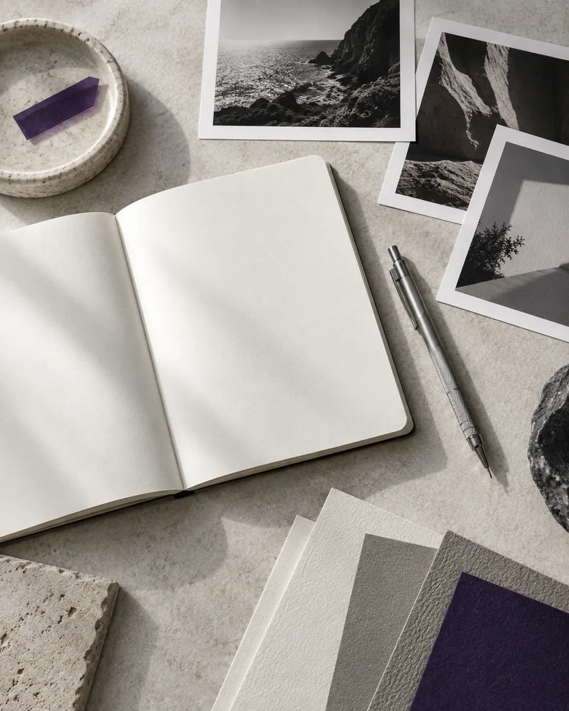 Cuaderno vacío, pruebas fotográficas y muestras de papel para descubrir el rumbo